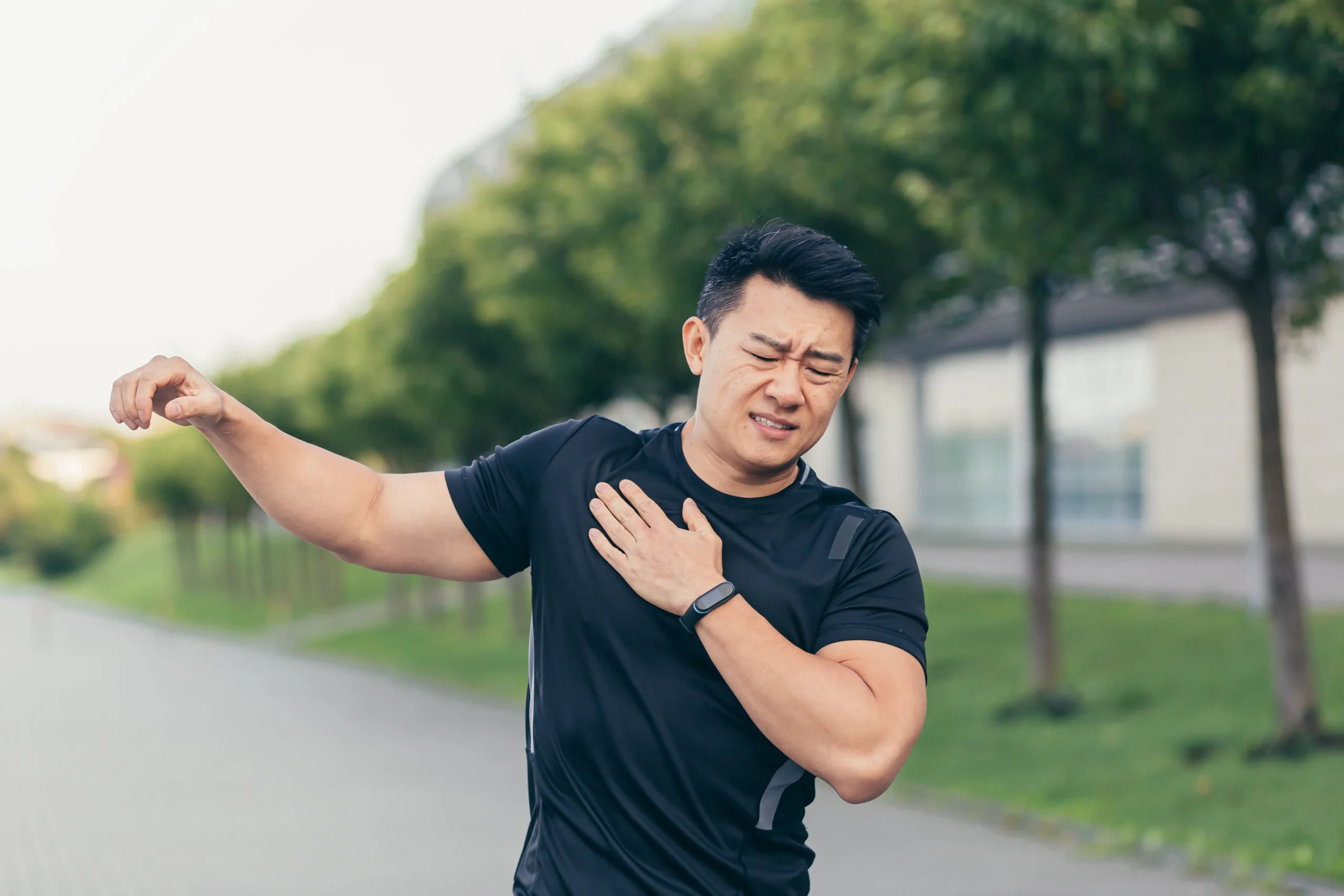 Patient with shoulder pain, reading information from a doctor about it
